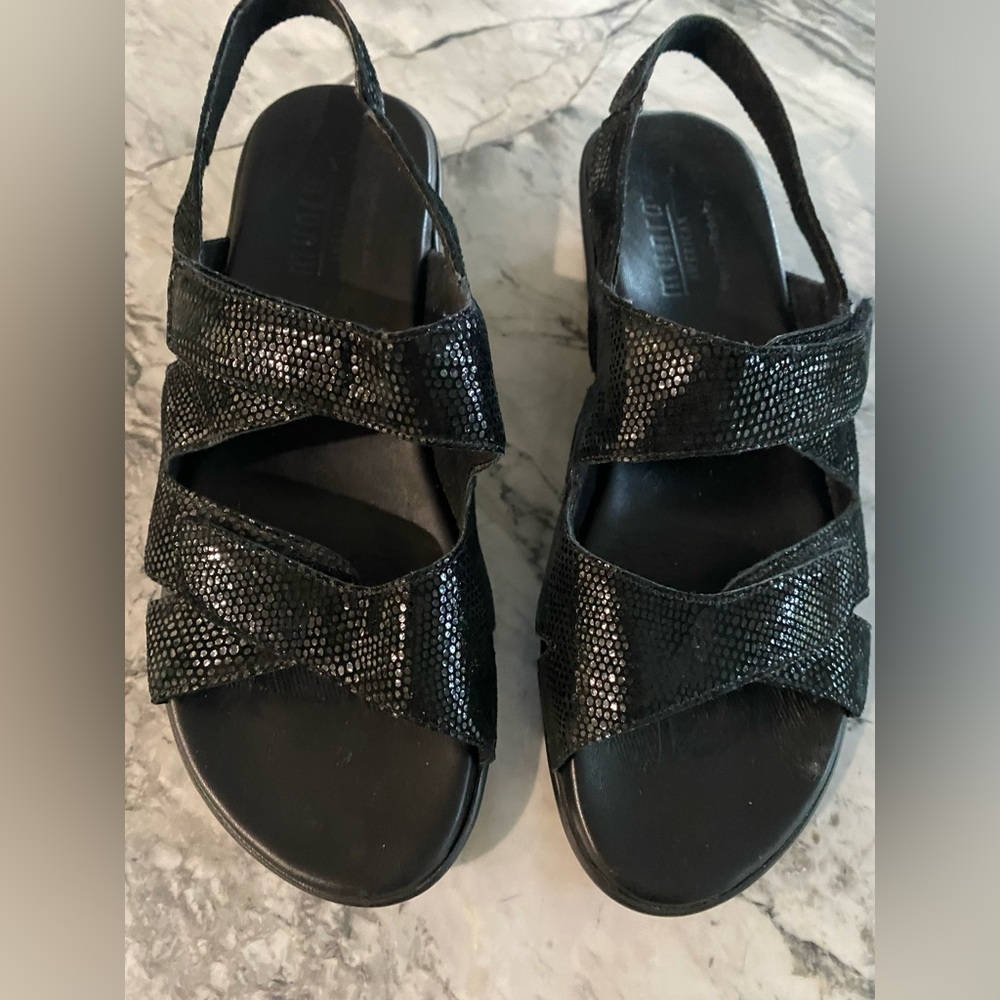 Women’s EUC Munro Black Metallic Orthotic , Comfy Walking Casual Velcro sandels